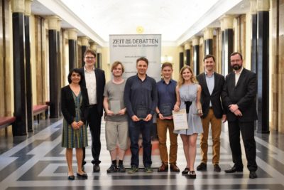 Das Siegerteam, die beste Finalrednerin und die Ehrenjury - © Carolin Albers