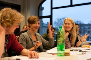 Wild gestikulierende Juroren (v.l.n.r.): Simeon Reusch und die Chefjurorinnen Dessislava Kirova und Andrea Gau beim Berlin Punk. (Foto: Manuel Adams)