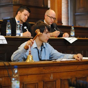 Leo Vogel (im Vordergrund), von den Chefjuroren als Nachwuchsjuror ausgezeichnet, präsidierte im Finale der DDM. (Foto: Till Kroeger) 