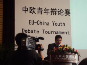 张一鸣 (Zhang Yiming) from Fudan University, Shanghai, Manos’ debate partner, speaking at the finals. We don’t know if the debate made it to Chinese national television in the end. (Picture: Manos Moschopoulos)