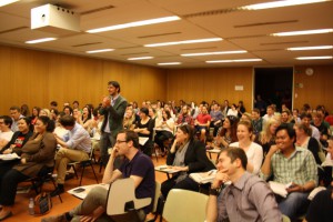 Ein vollbesetzter Hörsaal an der Universität Wien