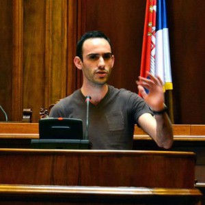 Joe Roussos, Debattierer aus Südafrika, redete im Finale der EUDC im serbischen Parlament. (Foto: Privat)