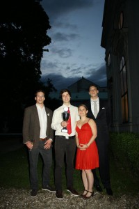 DDG-Nachwuchspreisträger Tobias Kube (Mitte) mit Mitgliedern des DDG-Vorstands (2011/2012), Bastian Laubner, Marietta Gädeke und Nicolas Eberle im Garten des Palais Auersperg in Wien. 