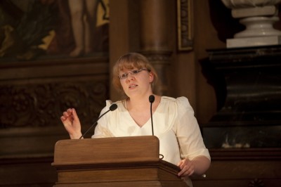 „Du musst bereit sein, dich auf sehr harte Geschichten einzulassen“: Pauline Leopold über das Debattieren an einer Brennpunktschule