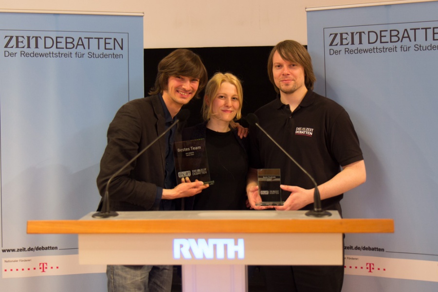 Strahlende Sieger:  Mainz Anton mit Daniil Pakhomenko, Andrea Gau und  als Bester Finalredner Hauke Blume (v.li.) (c) Henrik Maedler