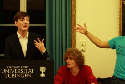 Lennart Lokstein (l.), Vorsitzender der Streitkultur e.V. Tübingen, beim Ersti-Abend (c) Thomas Schröter