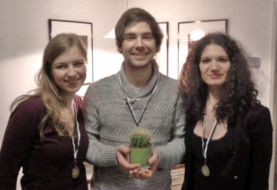 Sieger des zweiten Streitkultur-Cups 2013 mit der traditionellen Kaktus-Trophäe: Anne Suffel, Tobias Kube, Sarah Kempf (v.l.n.r.)