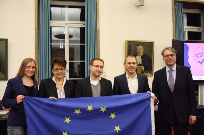 Christoph Krakowiak (m.) mit den Teilnehmern der "Klartext Europa"-Debatte in Tübingen (c) SK Tübingen