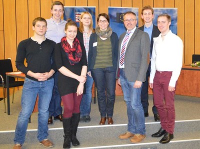 Frankfurter Debattanten im Regierungspräsidium Darmstadt: Georgij Schmidt, Sven Schuppener, Marion Seiche (v.l.n.r.) sowie Andreas Dreher, Ferdinand Koob und Holger-Michael-Arndt (v.r.n.l.) (c) Privat / S. Schuppener