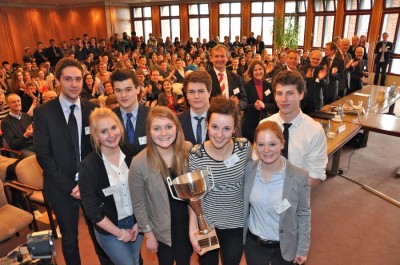 Die Siegerinnen von der Lornsenschule, Pia Marie Nottrott (2.v.l.) und Cathrine Thams (3.v.l.) im Kreise aller Finalisten