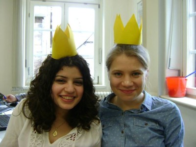 Gut gelaunte Helferinnen beim Geschichtsturnier in Marburg: Ranya Allouch (l.) und Anastasia Molchanowa (c) Sarah Jawaid