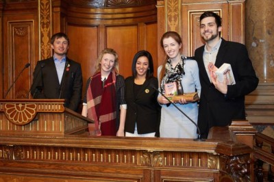 The CAs of the Vienna IV Stefan Zweiker, Christine Simpson and Nicole Loiter with the winners Marija Simić and Djordje Jovicevic (l. to r.) (c) DK Wien