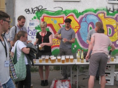 Cheforganisatorin Anna Mattes (4. v. l.) gibt Wegzehrung an die Teilnehmer aus (c) S. Kempf