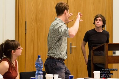 Jim Hirschman (l.) PoI zu Zoran Fijavz beim Finale in der Kategorie Deutsch als Fremdsprache (DaF) bei der DDM 2014 Berlin (c) Matthias Carcasona