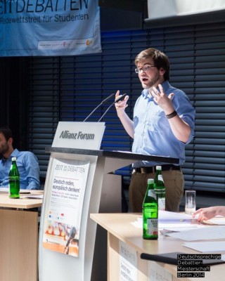 Willy im Finale der Deutschsprachigen Debattiermeisterschaft 2014. © DDM Berlin 2014 // Matthias Carcasona