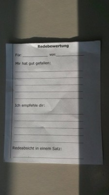 Mithilfe eines Feedbackzettels können alle Anwesenden dem Redner persönliches Feedback mitgeben. © Anna Mattes