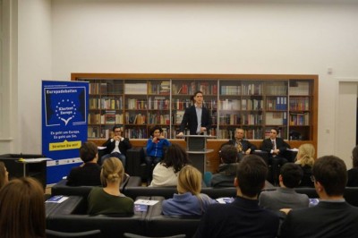 Moderator Peter Croonenbroeck führte in die Regeln der Publikumsdebatte ein. © AfA Debattierclub Wien