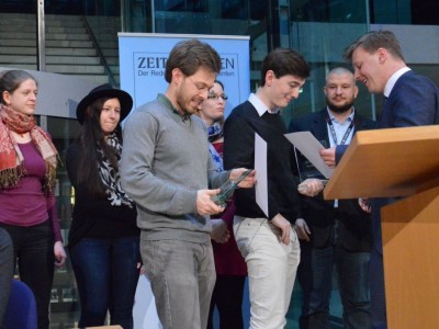 Konrad Gütschow (links) und Lennart Lokstein erhalten ihre Trophäe nach ihrem Sieg bei der ZEIT DEBATTE Berlin 2016 (c) Anna Mattes