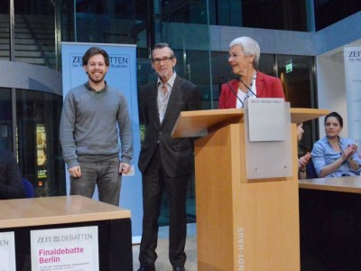 Konrad Gütschow erhält auf der ZEIT DEBATTE Berlin den Preis für die beste Rede im Finale. Die Laudatio hielten Ulrich Matthes (Mitte) und Gabriele Krone-Schmalz (c) Anna Mattes