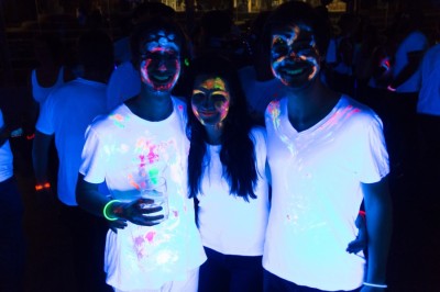 Auch am Freitagabend gab es ein Social: Teilnehmer mit Neonfarben © Manuel Adams