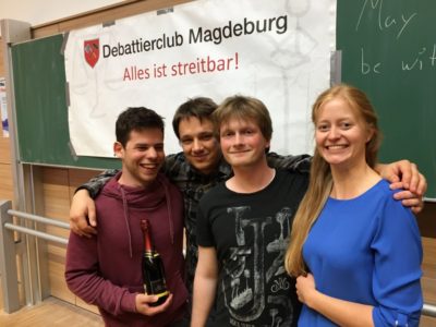 V.l.n.r.: Die Sieger Jonathan Seebach, Jakobus Jaspersen und Julius Steen sowie beste Finalrednerin Sabrina Effenberger - © Philipp Neumann