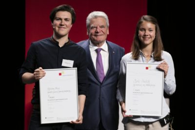 Christian König (l.) und Merle Paulick mit Joachim Gauck © Jugend debattiert/Hertie-Stiftung