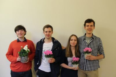 Mit diesem Team ist sehr wohl ein Topf Blumen zu gewinnen! Lennart Lokstein (beste Finalrede) mit dem Siegerteam aus Johannes Meiborg, Angelique Herrler und Benedikt Rennekamp (v.l.n.r.) - © Die Rederei e.V.