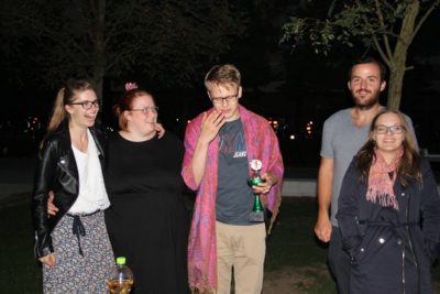 Das Siegerteam Felicitas Strauch, Jule Biefeld, Christoph Tovar sowie die Chefjuroren Christopher Gack und Sibylla Jenner - © DC Hannover