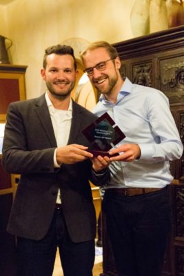 Manuel Adams übergibt den Pokal an den neuen Master aller Master Lukas Haffert © Matthias Carcasona 