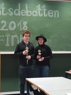 Das Siegerteam Marius Hobbhahn und Marion Seiche - © Debattiergesellschaft Jena