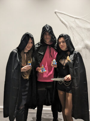 Alena, Peter, und Amelie mit den Pokalen des Halloweenturniers