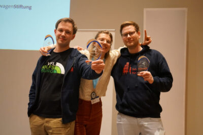 Johannes Meiborg, Felicitas Strauch und Lukas Hambüchen mit Pokalen des Debattierturniers im Xplanatorium Schloss Herrenhausen Hannover