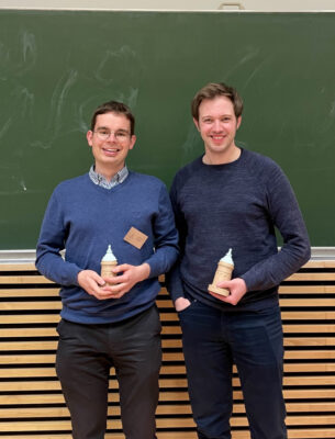 Jonathan Dollinger und Johannes Meiborg, die Pokale des Wasserturmiers 2024 halten