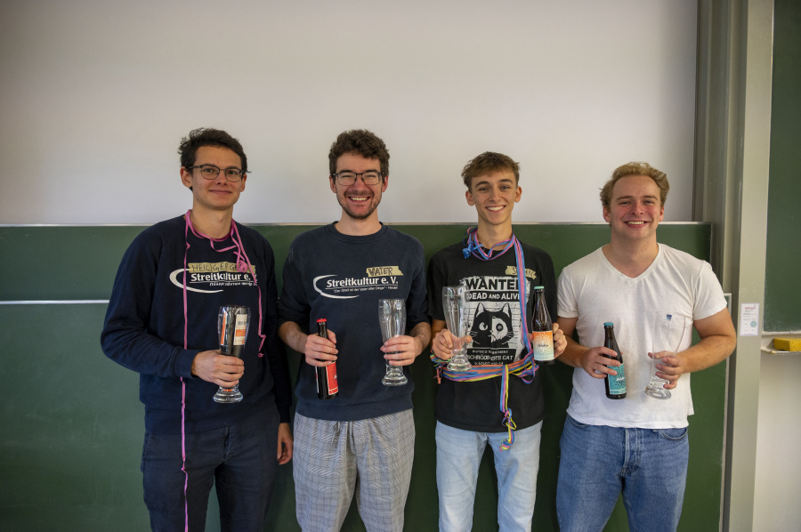 Vier Debattierer mit Pokalen des Gutenbergcups