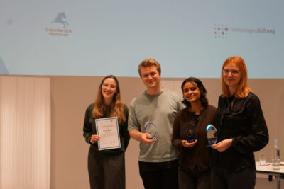 Das siegende Team und die beste Finalrede des Xplanatorium 2025 : (v.l.n.r) Johanna Williams und Arvid Baier, Lisa Hauke, Anna Markus. Foto: Tamari Kakashvili.