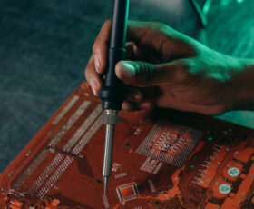 Zeugungsprozess von Irony © Foto: Mikhail Nilov auf pexels.com